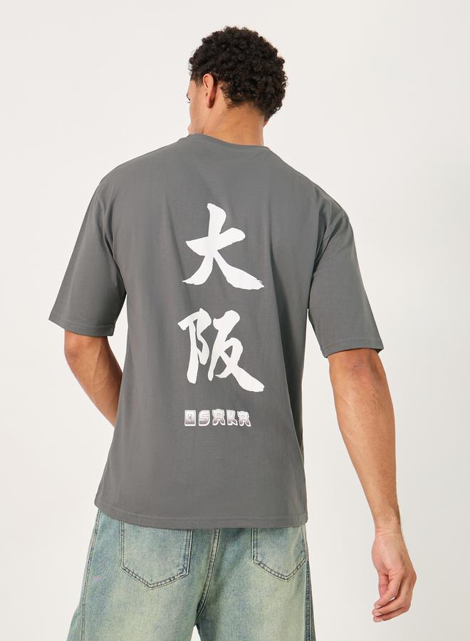 ستايلي تيشيرت بطباعة جرافيك كبير الحجم - Image 2